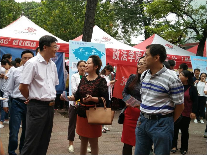公司党委书记符惠明、公司党委副书记高峰等校领导亲临公司迎新现场指导工作